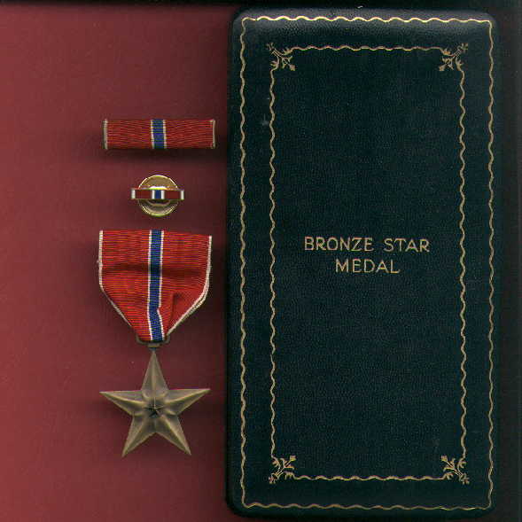 WWII Bronze Star medal in case with ribbon bar and pin Vintage